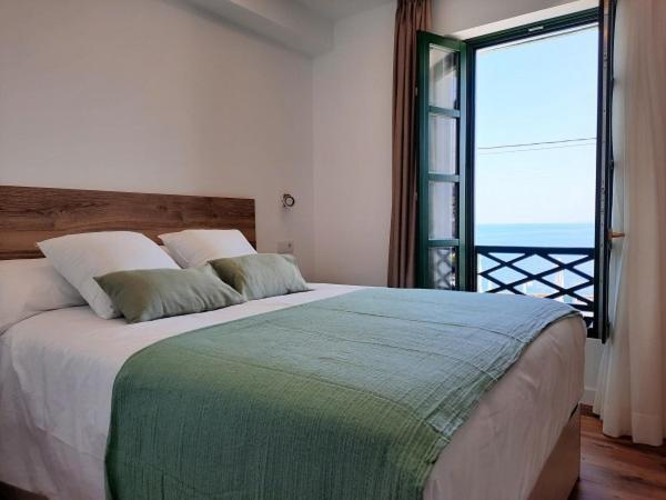 Apartamentos El Muelle 코밀라스 외부 사진