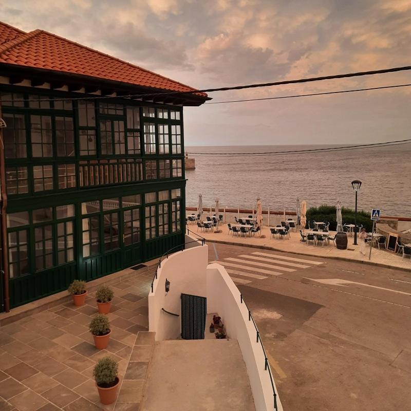 Apartamentos El Muelle 코밀라스 외부 사진